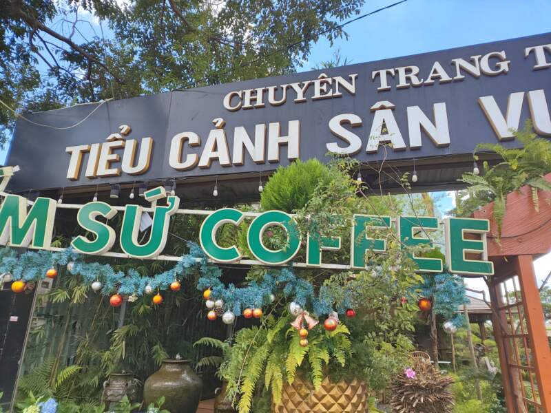 khong gian quan cafe san vuon gom su coffee 12