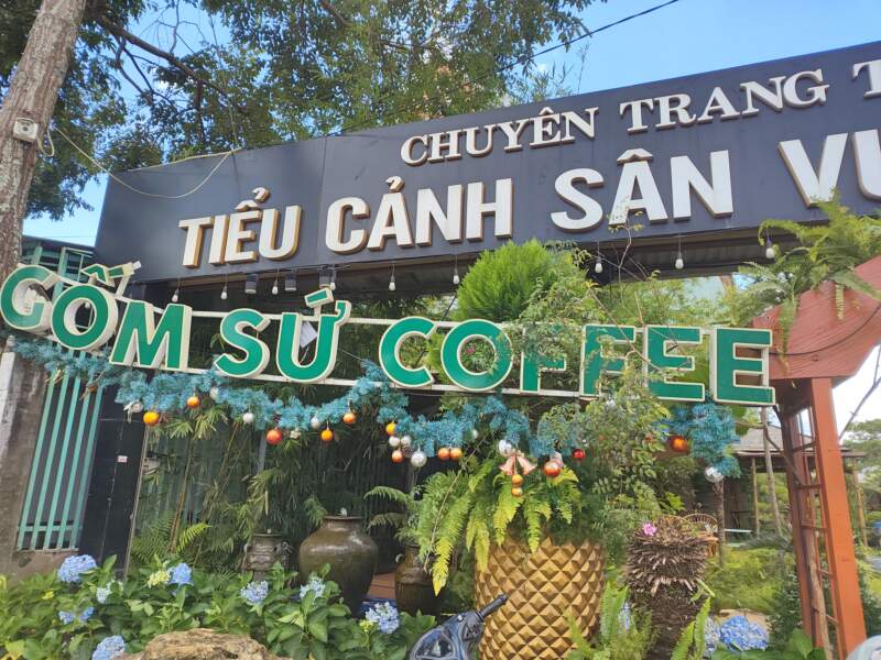 khong gian quan cafe san vuon gom su coffee 13